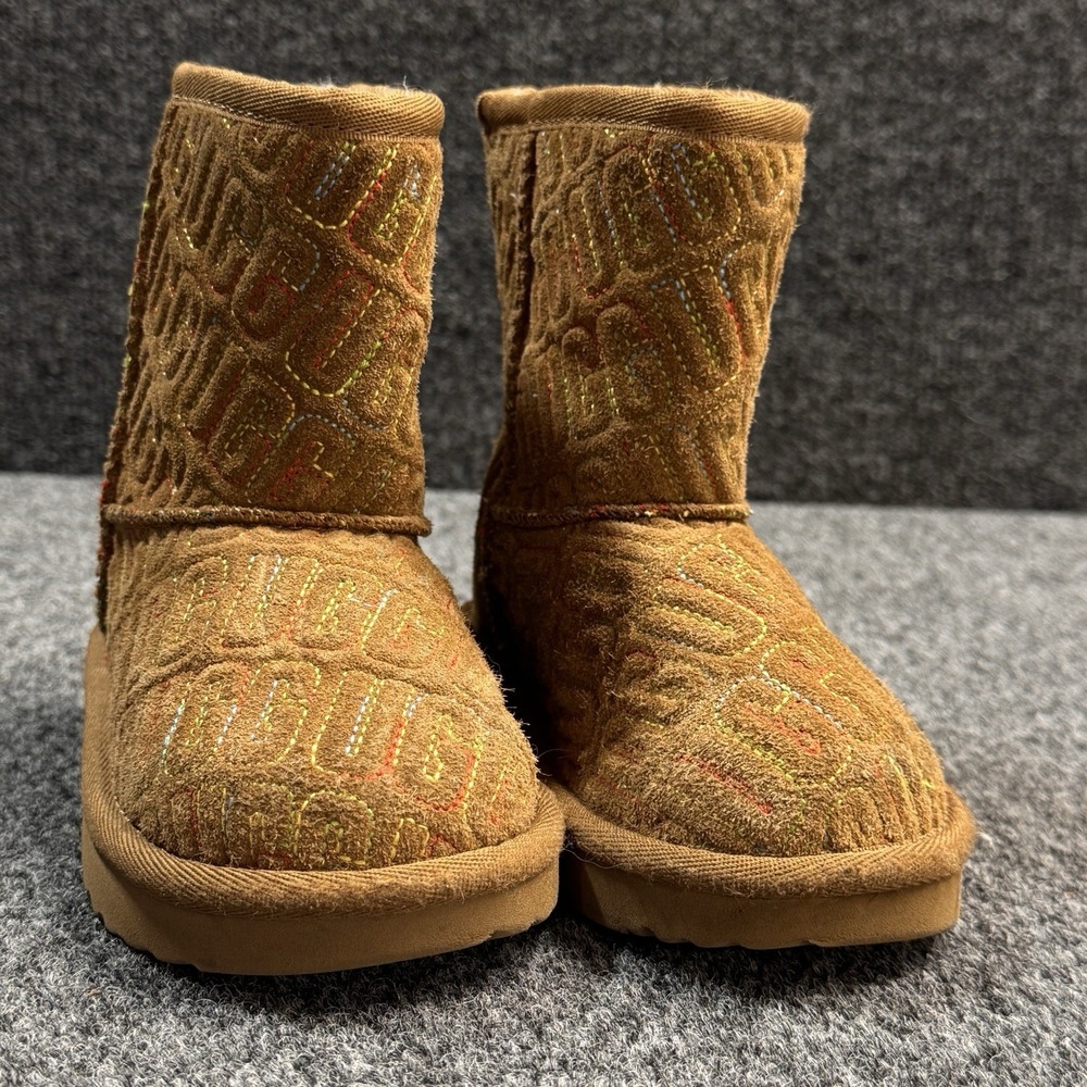 UGG Classic Short Boots‎ Kids 10 Chestnut Rainbow Quilted Logo Suede Winter Cozy
